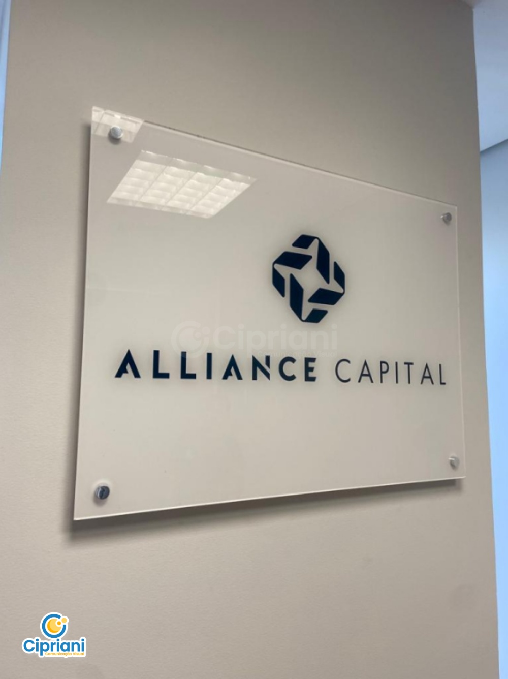 Placa de Acrílico com Logo Branco e Azul, Compre Já 1 Imagem Placa de Acrílico com Logo Branco e Azul, Compre Já 1 Imagem