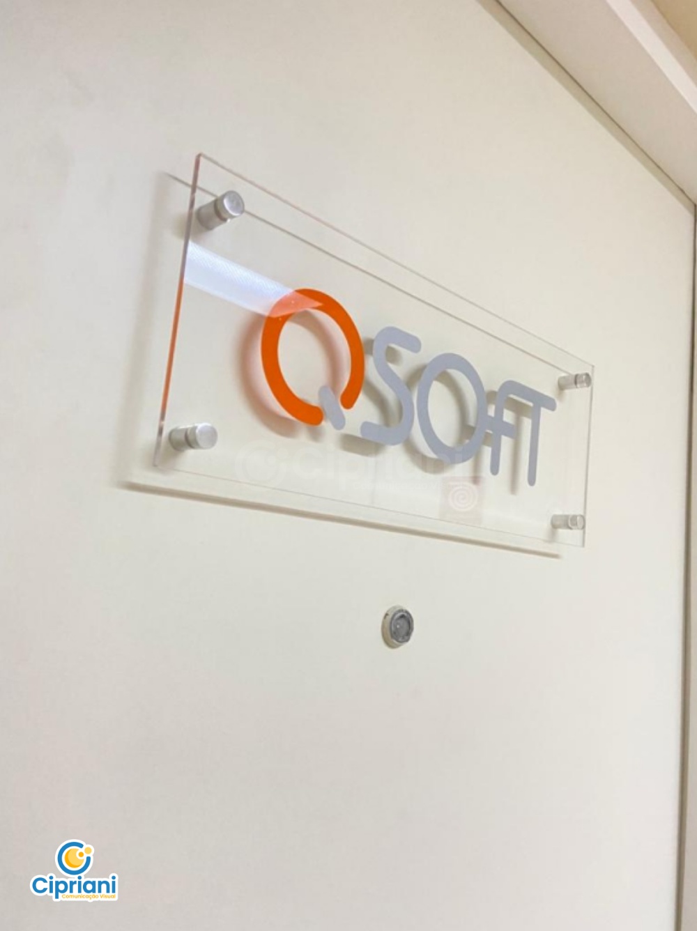 Placa de Acrílico com Logo Laranja e Cinza, Preço e Prazo 1 Imagem Placa de Acrílico com Logo Laranja e Cinza, Preço e Prazo 1 Imagem