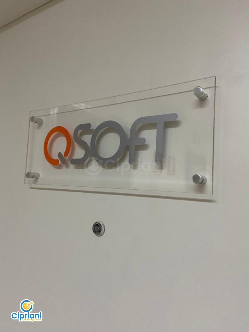 Placa de Acrílico com Logo Laranja e Cinza, Preço e Prazo 2 Imagem Placa de Acrílico com Logo Laranja e Cinza, Preço e Prazo 2 Imagem