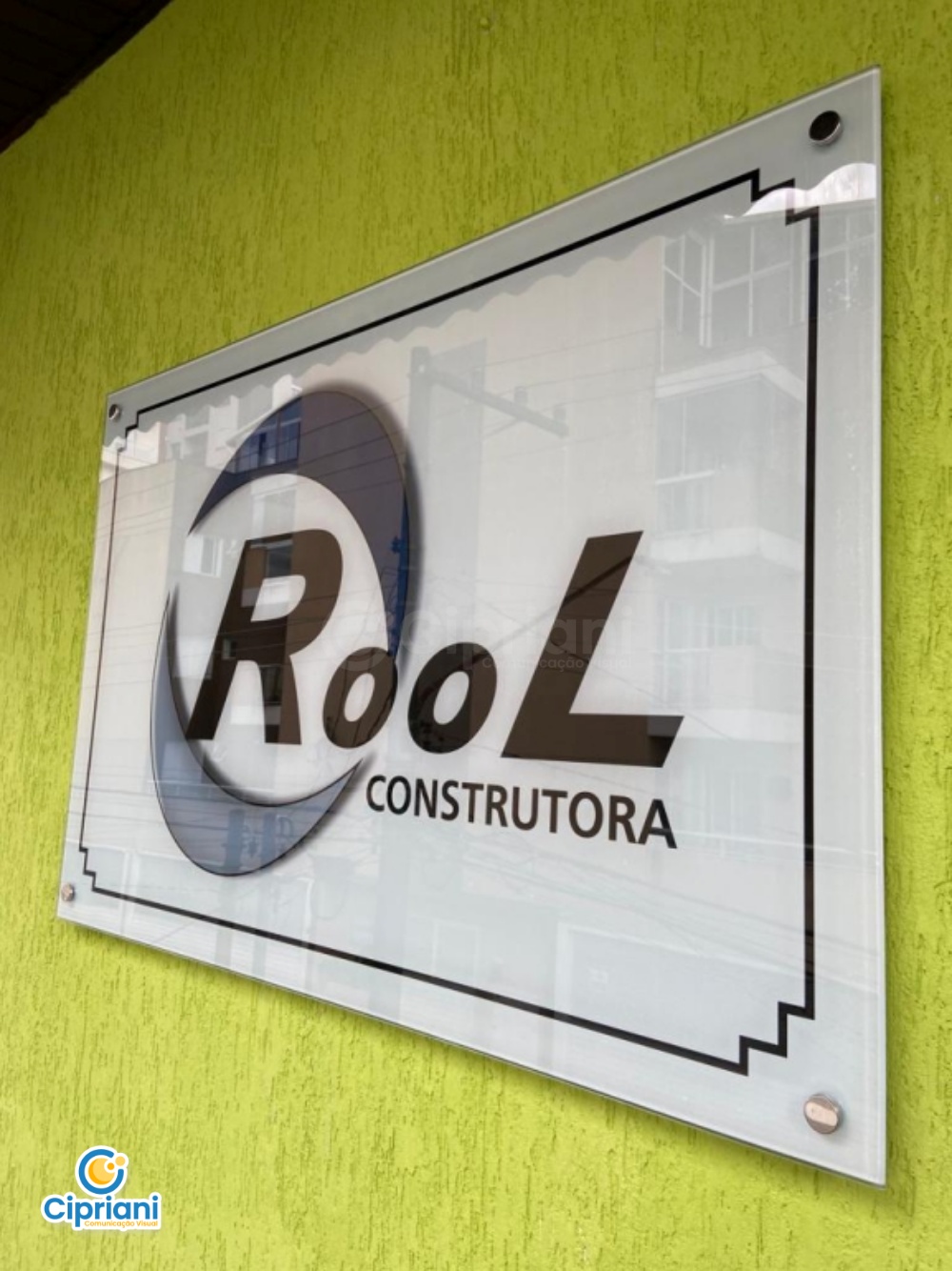 Placa de Acrílico em Fachada Cinza e Branco, Preço e Prazo 2 Imagem Placa de Acrílico em Fachada Cinza e Branco, Preço e Prazo 2 Imagem