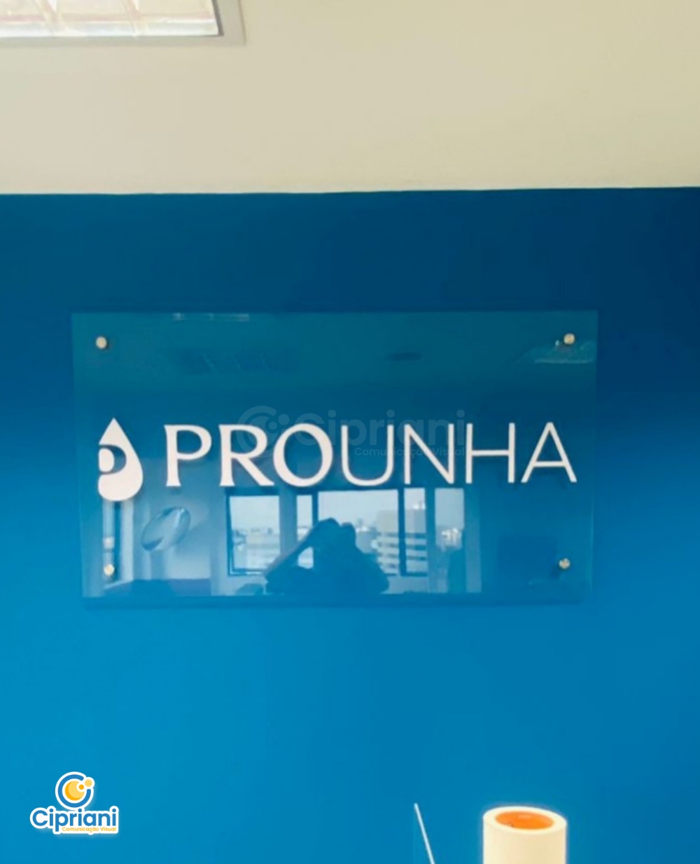 Placa de Acrílico Logo Vazado Branco e Azul, Cote Já 1 Imagem Placa de Acrílico Logo Vazado Branco e Azul, Cote Já 1 Imagem