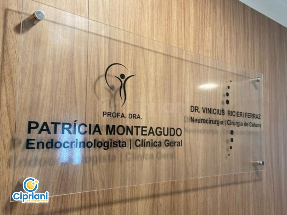 Placa de Acrílico Preto e Transparente | Projetos Cipriani Comunicação Visual