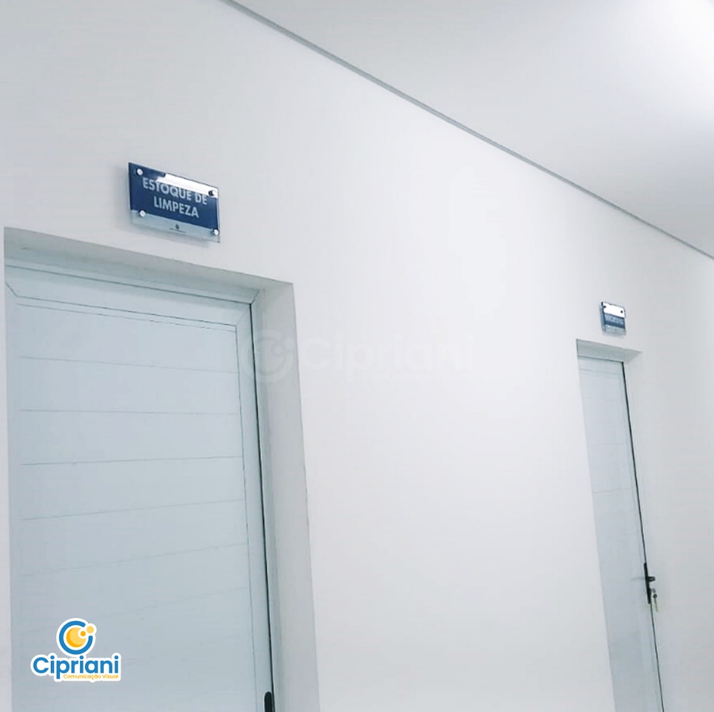 Placa de Acrílico Sinalização Azul e Branco, Cote Já 3 Imagem Placa de Acrílico Sinalização Azul e Branco, Cote Já 3 Imagem