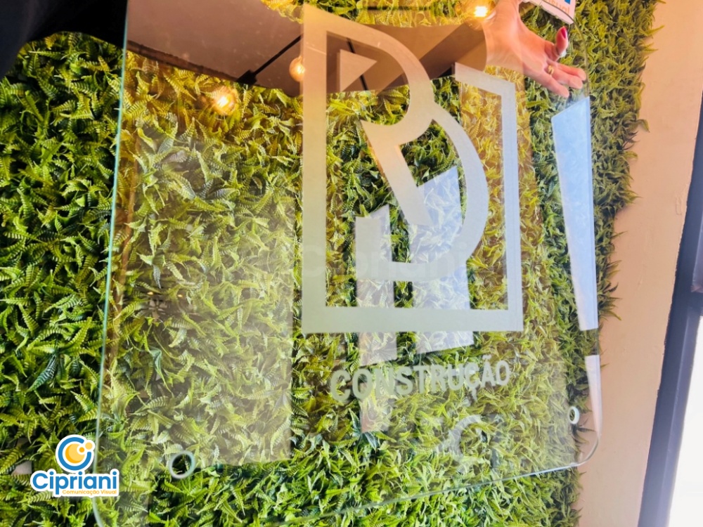 Placa de Vidro Arredondado Prata e Fosco, Veja Mais 1 Imagem Placa de Vidro Arredondado Prata e Fosco, Veja Mais 1 Imagem