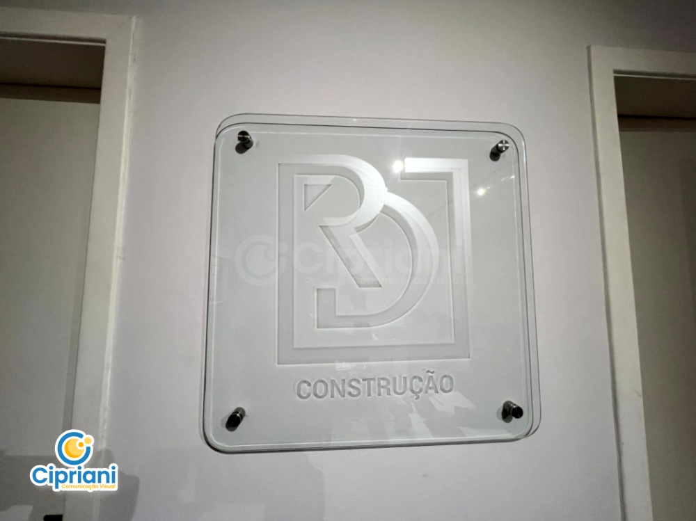 Placa de Vidro Arredondado Prata e Fosco, Veja Mais 2 Imagem Placa de Vidro Arredondado Prata e Fosco, Veja Mais 2 Imagem