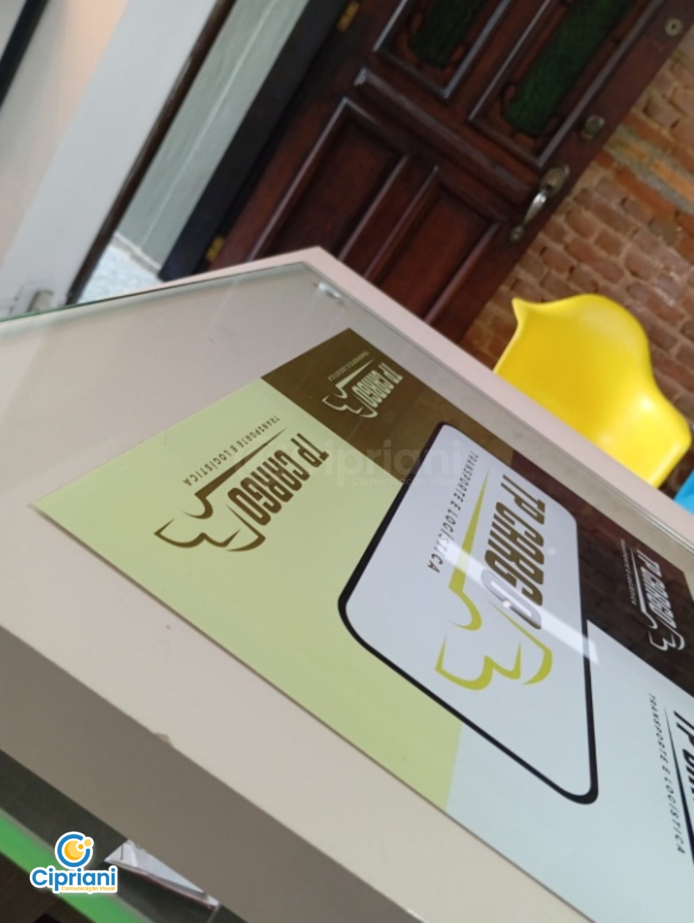 Placa de Vidro com Adesivo Marrom e Amarelo, Cote Já 1 Imagem Placa de Vidro com Adesivo Marrom e Amarelo, Cote Já 1 Imagem
