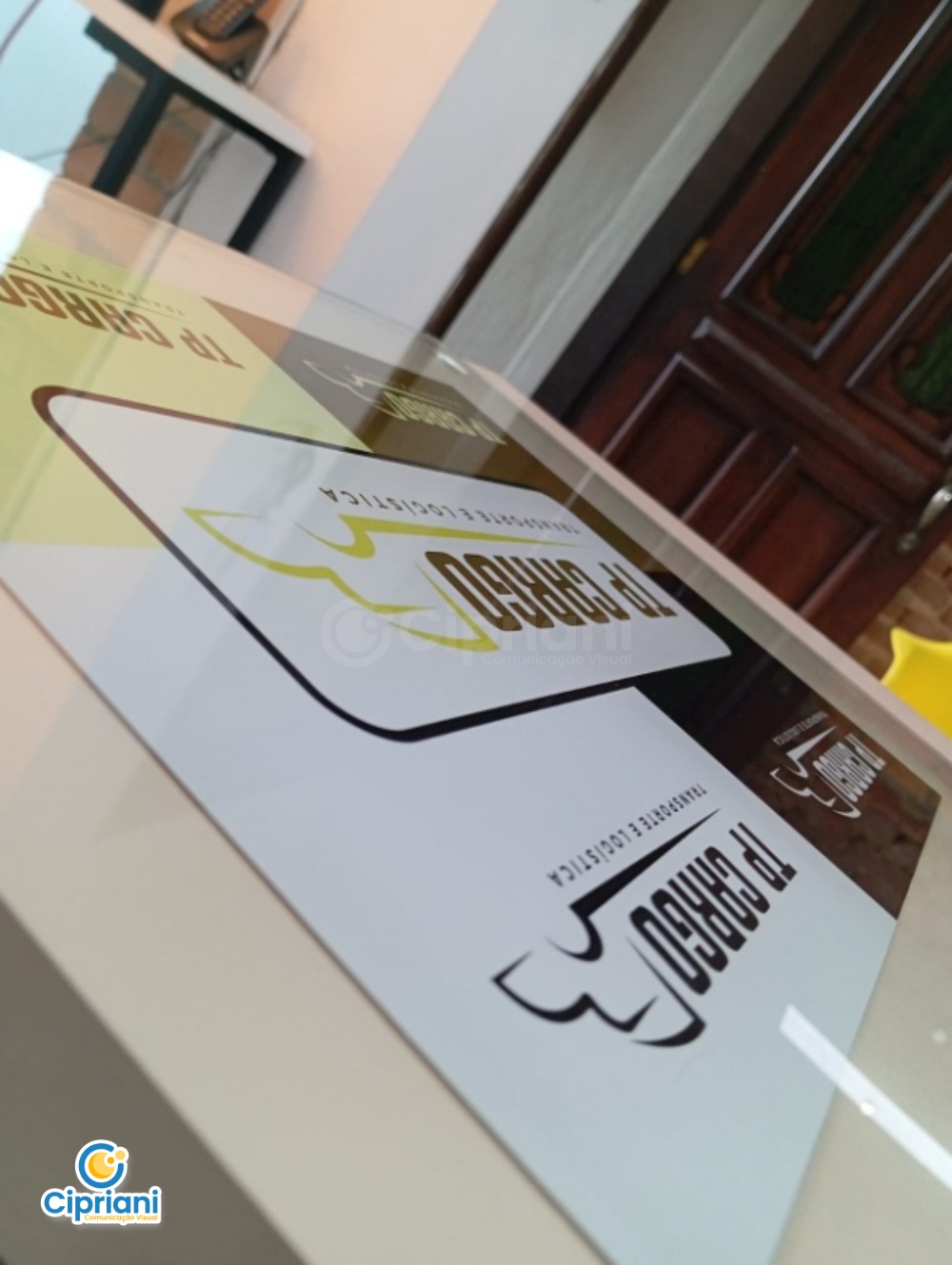 Placa de Vidro com Adesivo Marrom e Amarelo, Cote Já 2 Imagem Placa de Vidro com Adesivo Marrom e Amarelo, Cote Já 2 Imagem