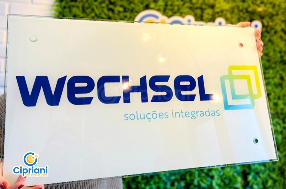 Placa de Vidro com Logo Azul e Amarelo, Saiba Mais 1 Imagem Placa de Vidro com Logo Azul e Amarelo, Saiba Mais 1 Imagem