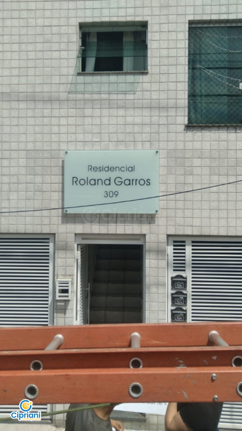 Placa de Vidro em Fachada Branco e Preto, Compre Já 1 Imagem Placa de Vidro em Fachada Branco e Preto, Compre Já 1 Imagem