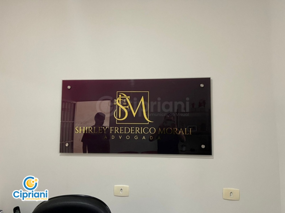 Placa de Vidro Logo Dourado Vinho e Dourado, Saiba Mais 1 Imagem Placa de Vidro Logo Dourado Vinho e Dourado, Saiba Mais 1 Imagem