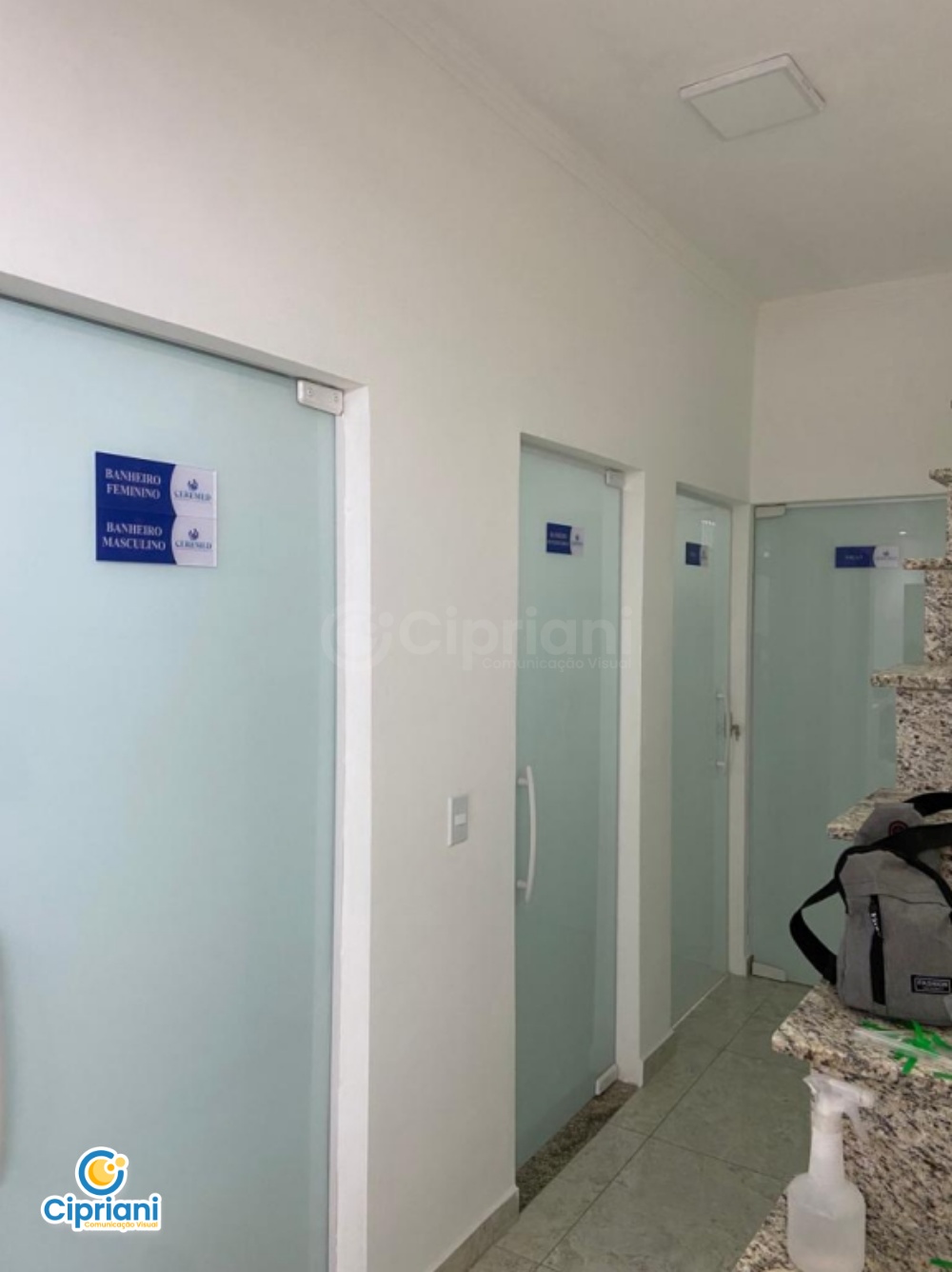 Placa de Vidro para Clínica Azul e Transparente, Veja Mais 1 Imagem Placa de Vidro para Clínica Azul e Transparente, Veja Mais 1 Imagem
