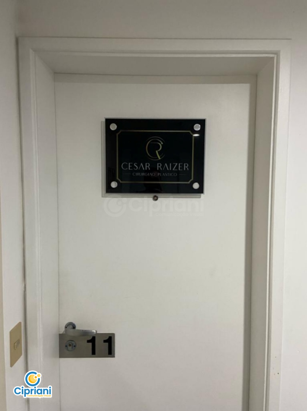 Placa de Vidro Sala Comercial Preto e Dourado, Veja Mais 1 Imagem Placa de Vidro Sala Comercial Preto e Dourado, Veja Mais 1 Imagem