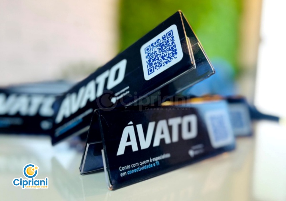 Placas Acrílico de Mesa em UV Preto e Branco | Projetos Cipriani Comunicação Visual