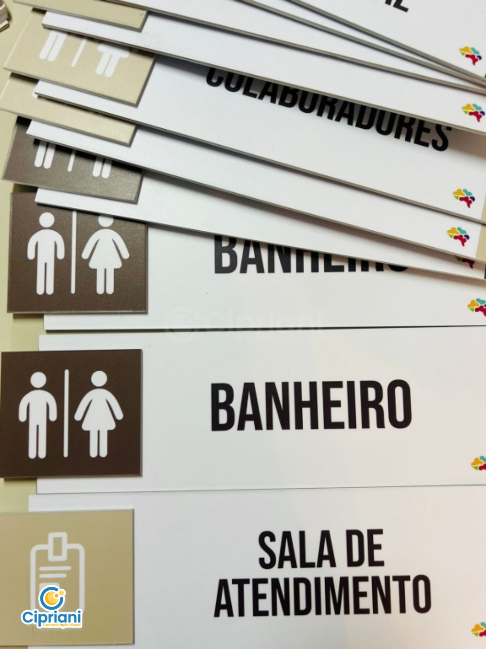 Placas Identificação de Salas em PS Marrom e Branco 1 Imagem Placas Identificação de Salas em PS Marrom e Branco 1 Imagem
