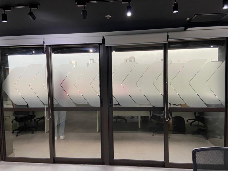 Adesivo Jateado para Porta de Vidro, Veja nossos Serviços Imagem Principal Adesivo Jateado para Porta de Vidro, Veja nossos Serviços Imagem Principal
