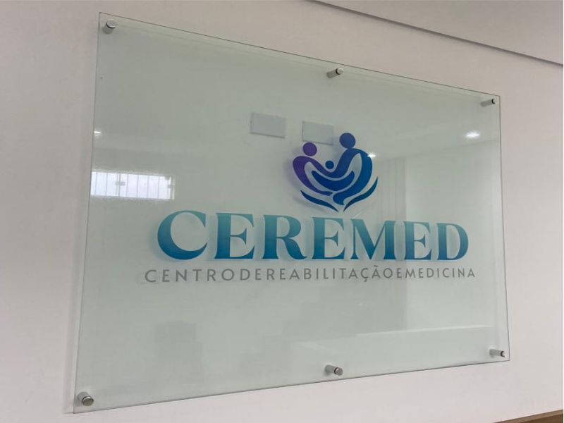 Placa de Vidro Adesivada em São Paulo, Descubra Mais Imagem Principal Placa de Vidro Adesivada em São Paulo, Descubra Mais Imagem Principal