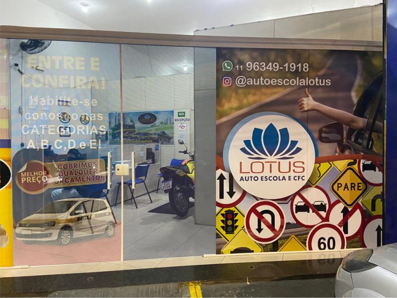 Plotagem para Porta de Vidro em São Paulo, Veja Exemplos Imagem Principal Plotagem para Porta de Vidro em São Paulo, Veja Exemplos Imagem Principal